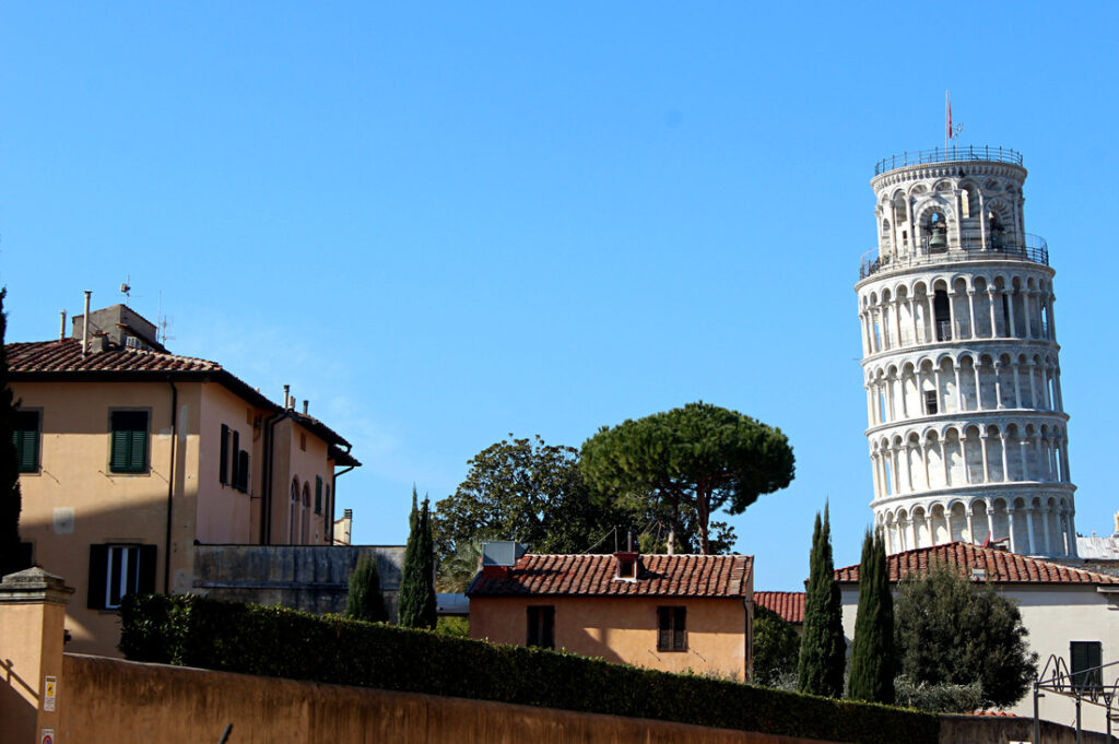 day trip from florence to pisa to see the leeaning tower